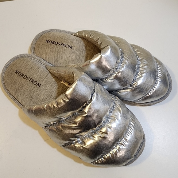 Nordstron Metalic Silver Puffer slippers size 7-8 - Picture 2 of 9
